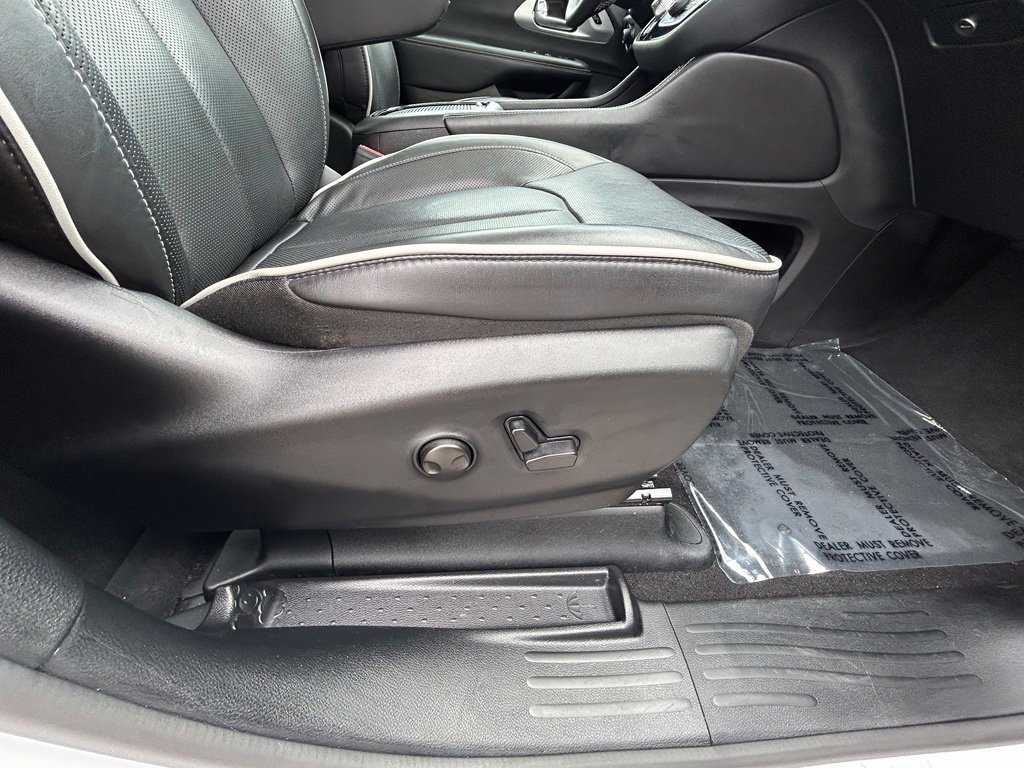 Used 2026 Chrysler Pacifica Limited FWD image 26