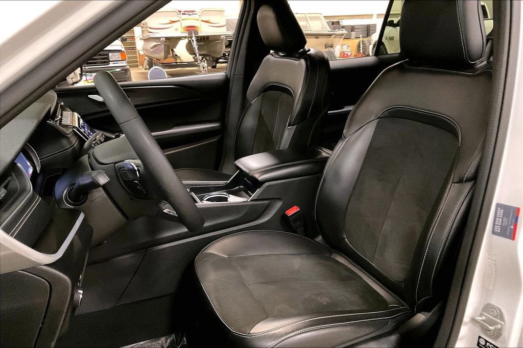 Used 2024 Jeep Grand Cherokee L Laredo image 23