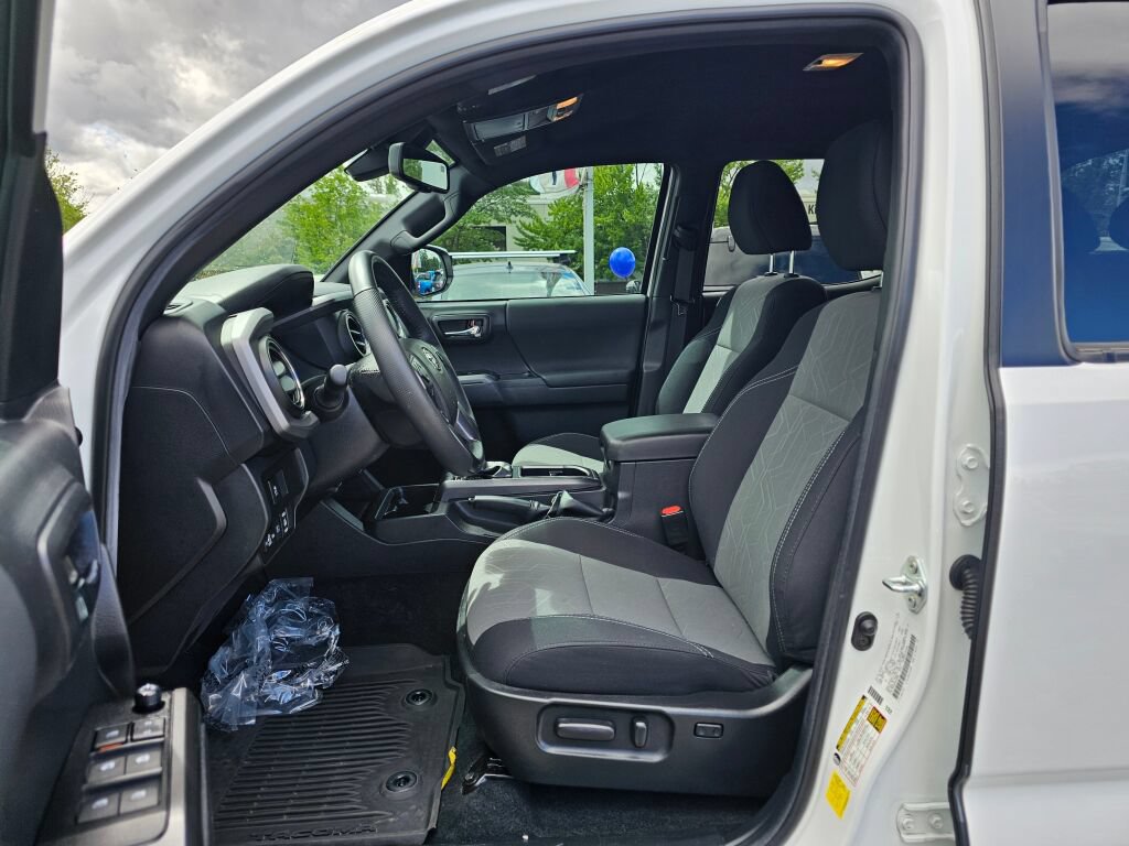 Used 2022 Toyota Tacoma TRD Sport w/ Black Out Package (TMS) AWD/4WD image 15