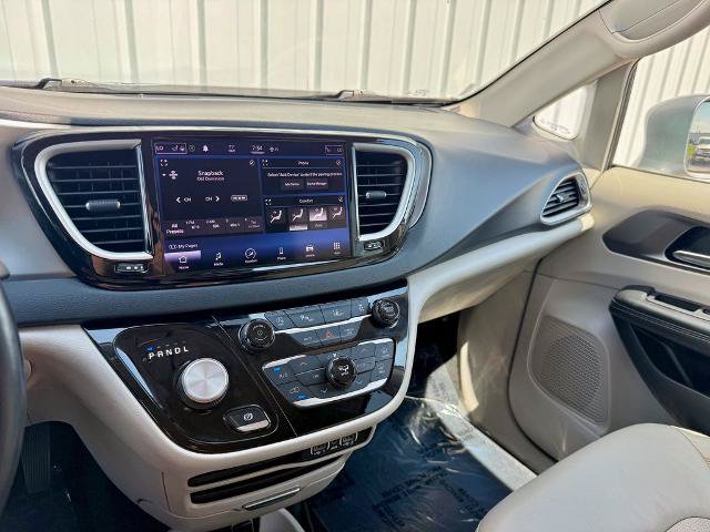 Used 2021 Chrysler Pacifica Touring-L FWD image 22