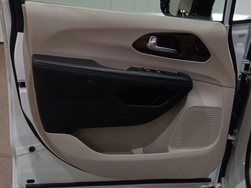 Used 2023 Chrysler Pacifica Limited image 20