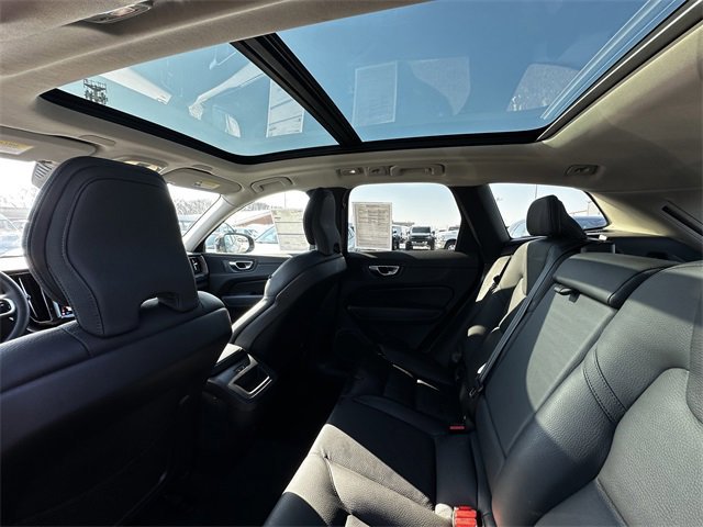 Used 2024 Volvo XC60 B5 Plus image 19