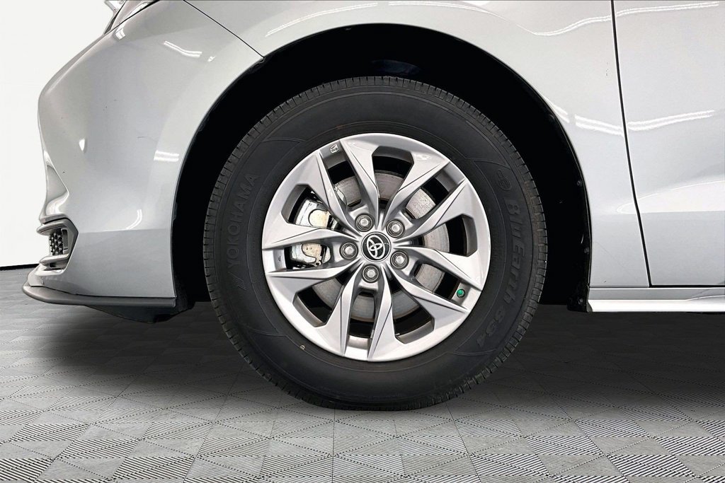 Used 2025 Toyota Sienna LE FWD image 9