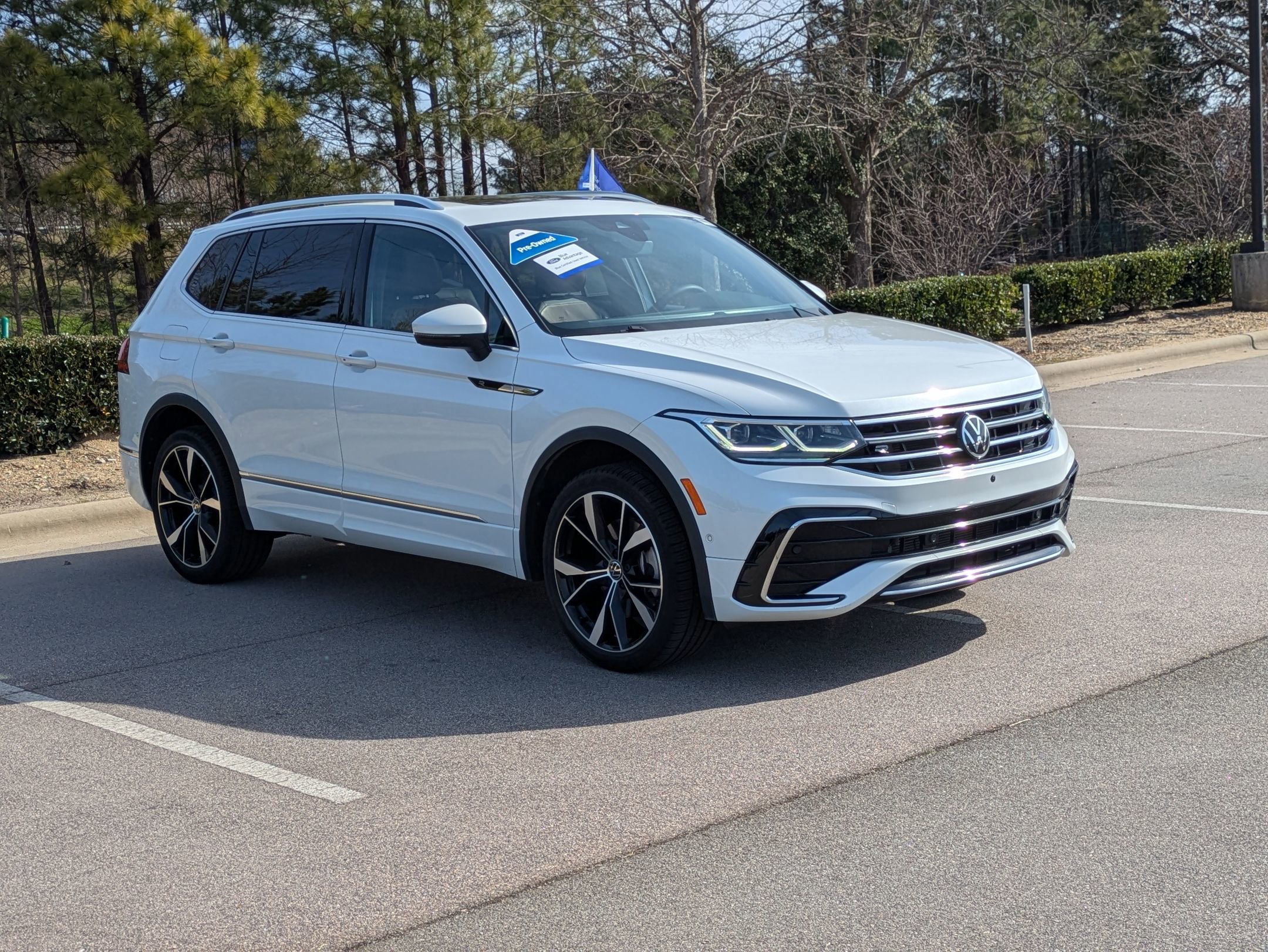 Used 2022 Volkswagen Tiguan SEL R-Line image 9