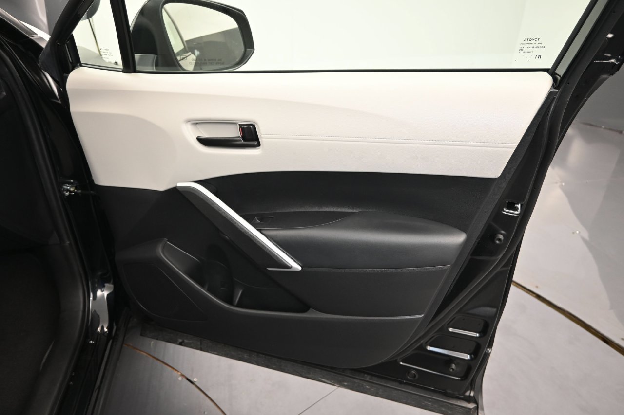 Used 2025 Toyota Corolla Cross LE FWD image 17