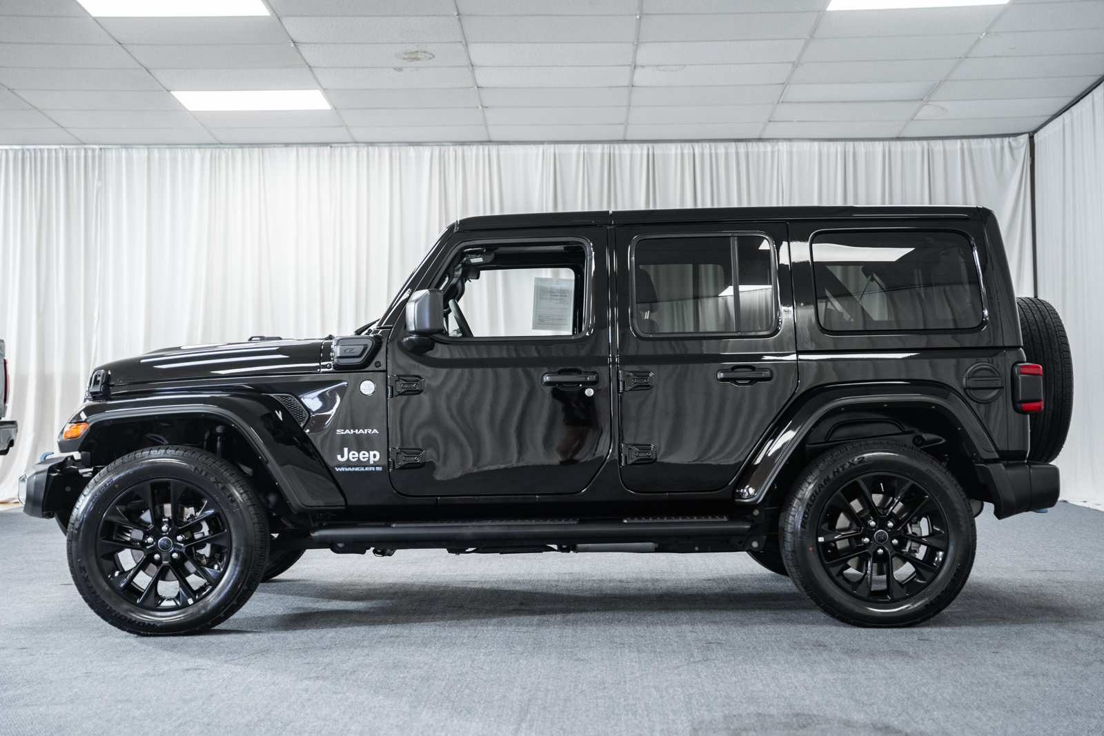 Used 2024 Jeep Wrangler Unlimited Sahara AWD/4WD image 5