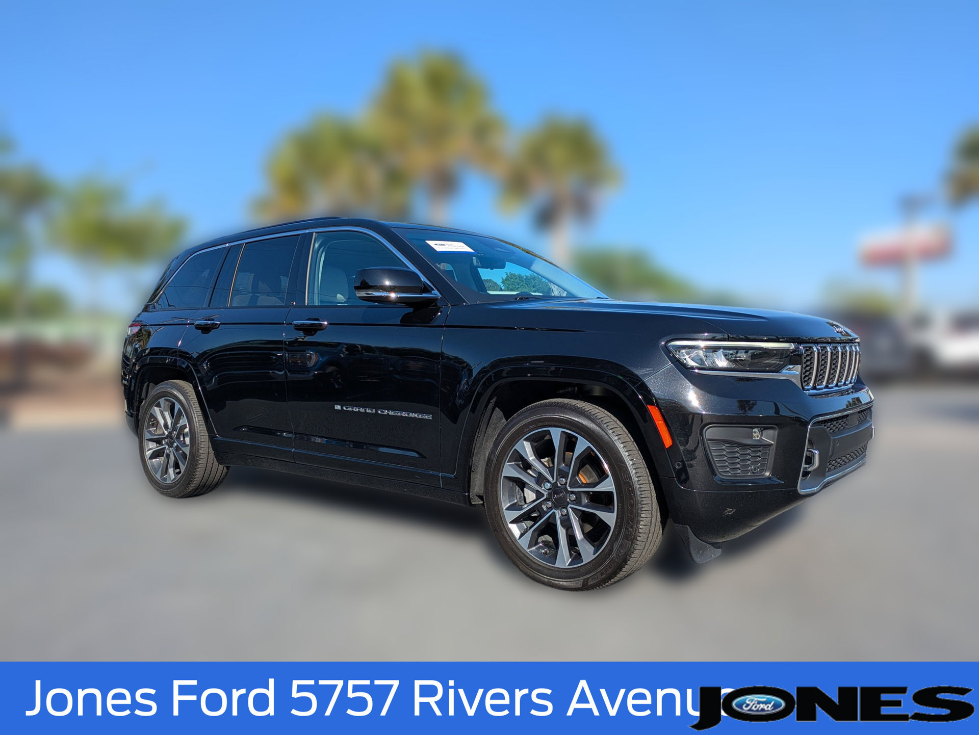 Used 2022 Jeep Grand Cherokee Overland w/ Luxury Tech Group IV AWD/4WD image 2