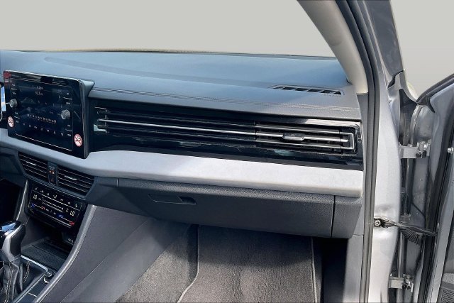 Used 2025 Volkswagen Jetta SE FWD image 19
