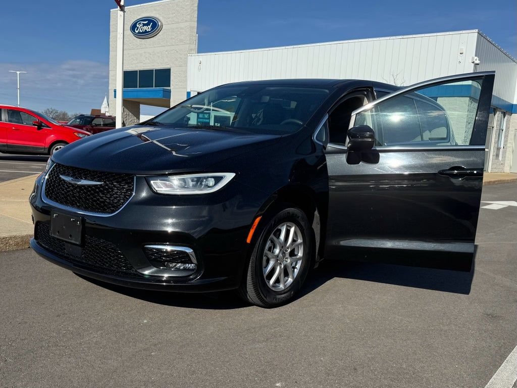 Used 2023 Chrysler Pacifica Touring-L FWD image 31