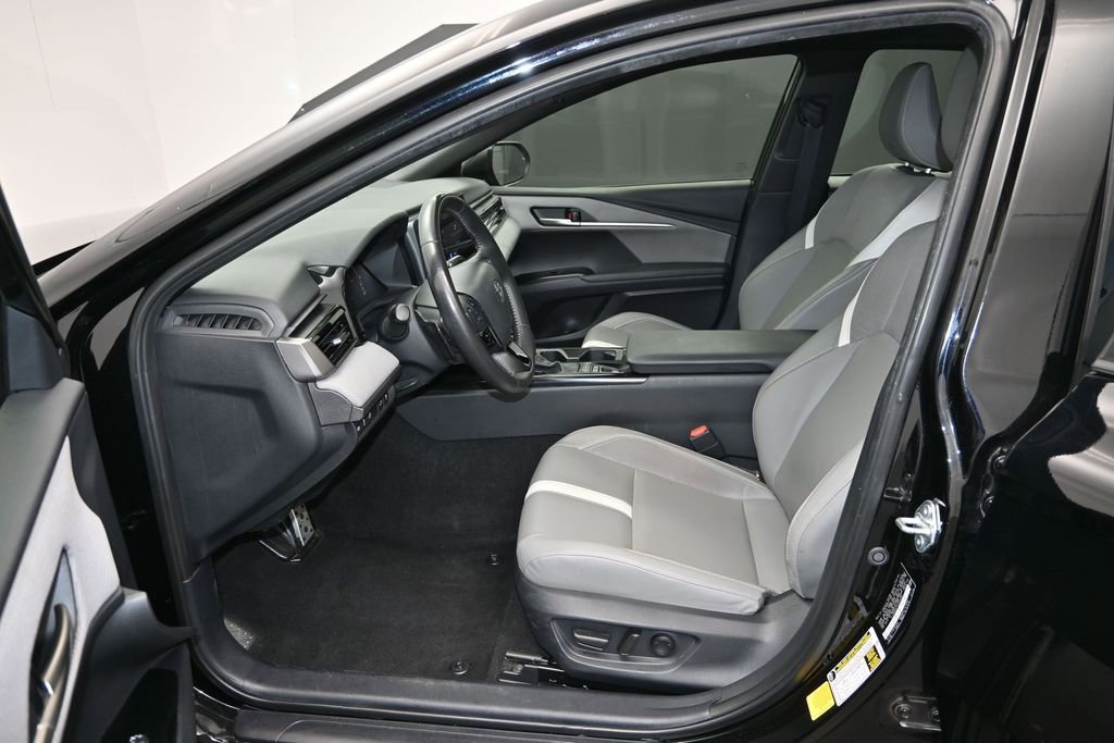 Used 2025 Toyota Camry SE w/ Convenience Package FWD image 13