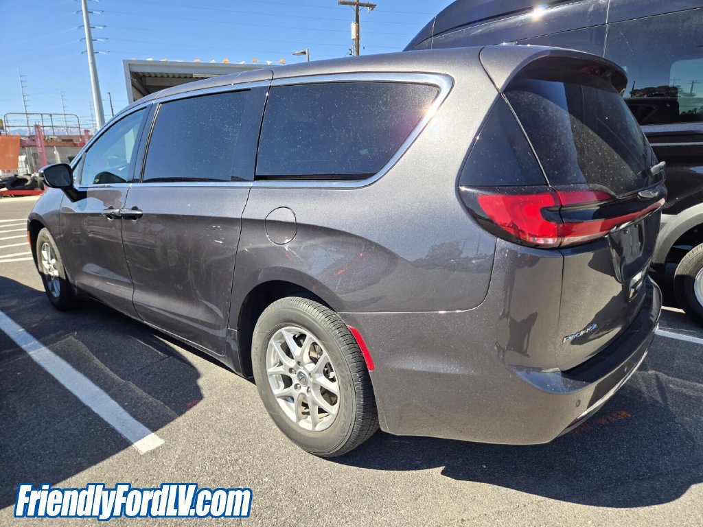 Used 2023 Chrysler Pacifica Touring-L FWD image 3
