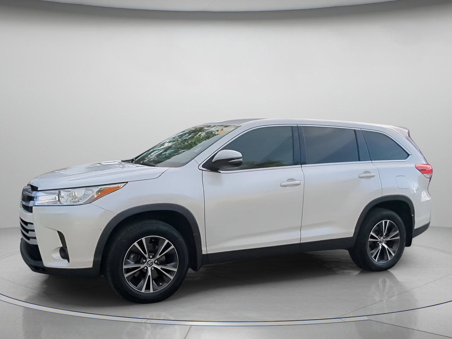 Used 2019 Toyota Highlander LE FWD image 14