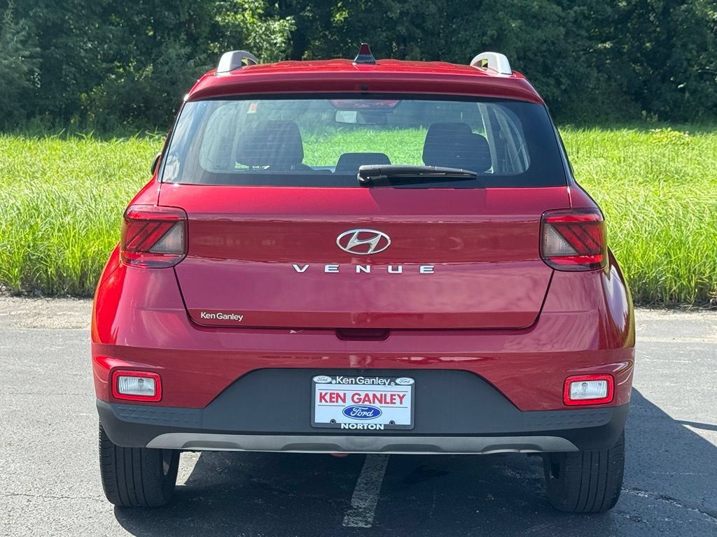 Used 2021 Hyundai Venue SEL w/ Cargo Package FWD image 10