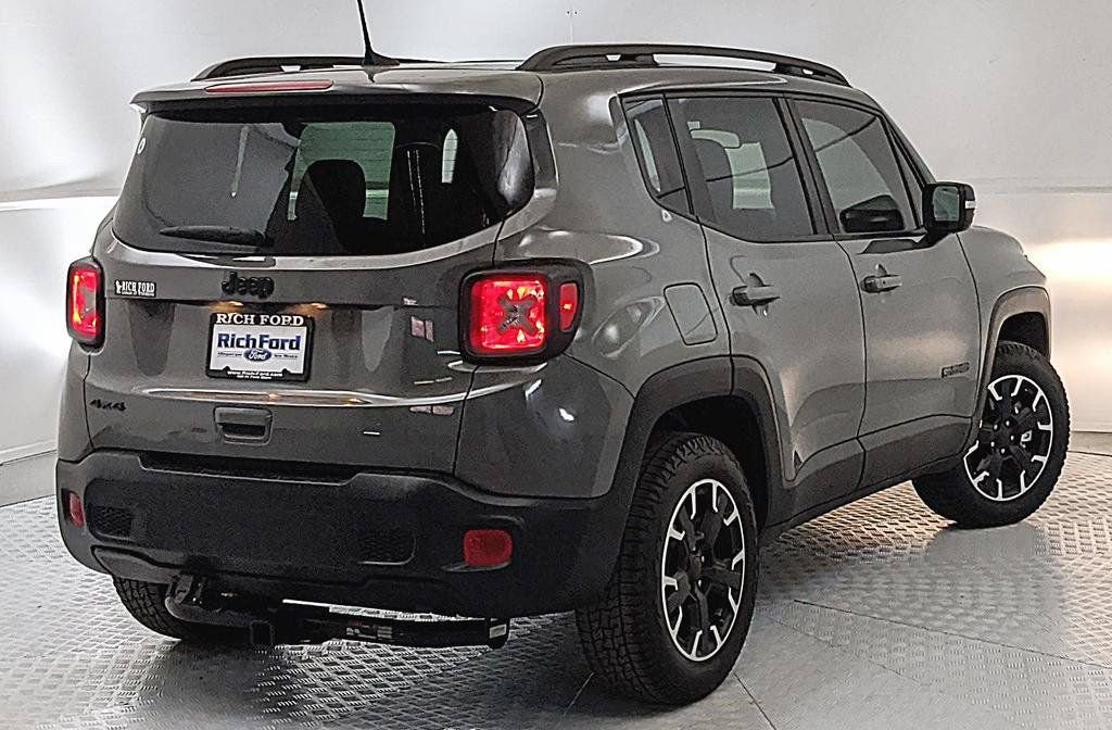 Used 2023 Jeep Renegade Latitude AWD/4WD image 3