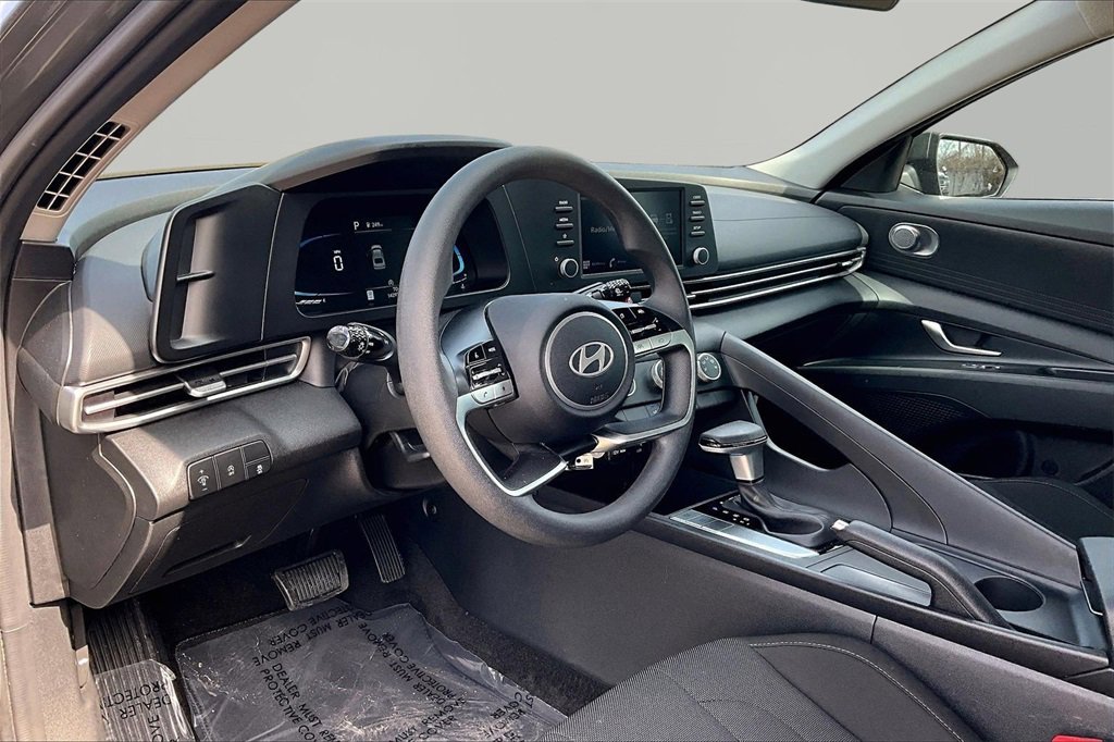 Used 2025 Hyundai Elantra SE w/ Cargo Package image 14