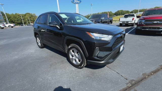 Used 2025 Toyota RAV4 XLE AWD/4WD image 2