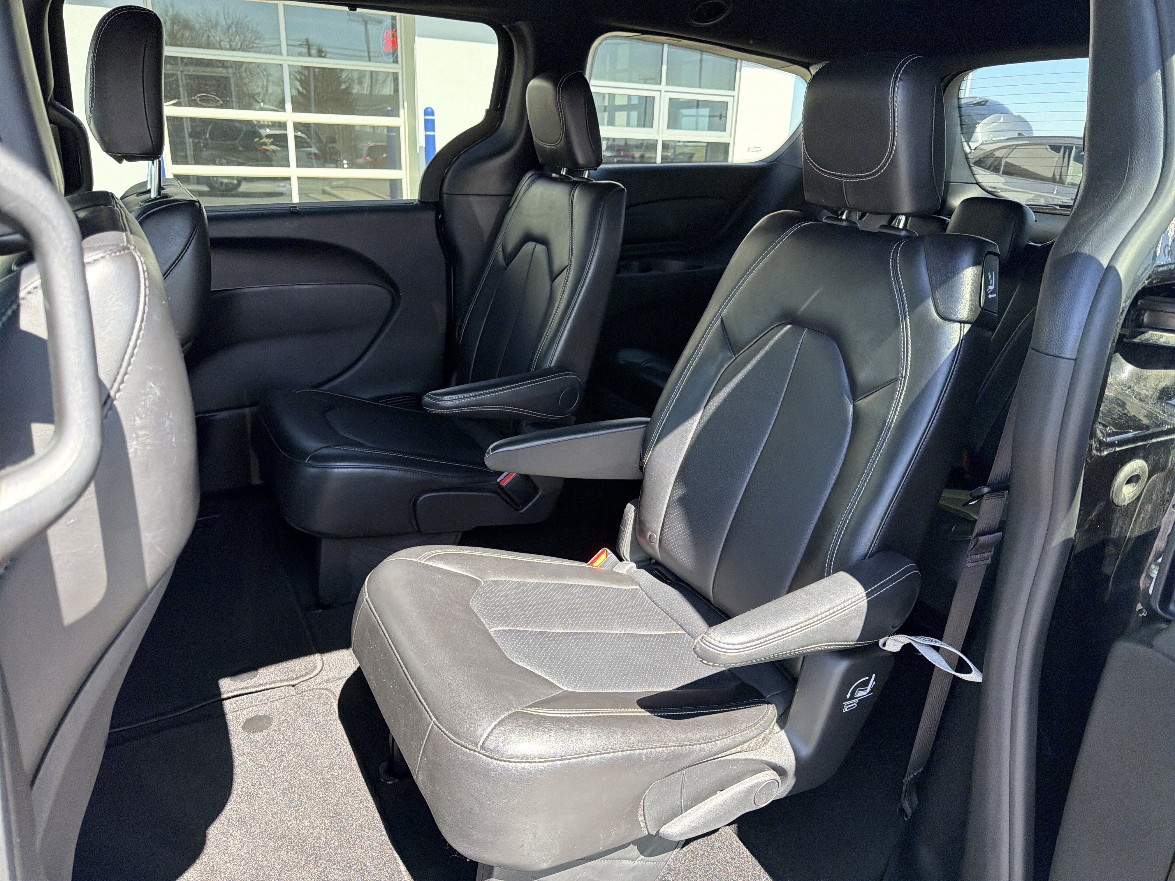 Used 2025 Chrysler Pacifica Select image 22