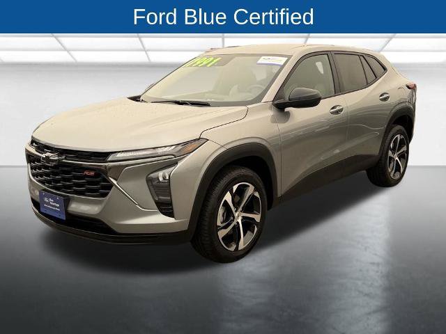 Used 2025 Chevrolet Trax RS FWD image 2