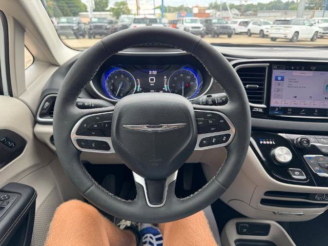 Used 2024 Chrysler Pacifica Touring-L image 26