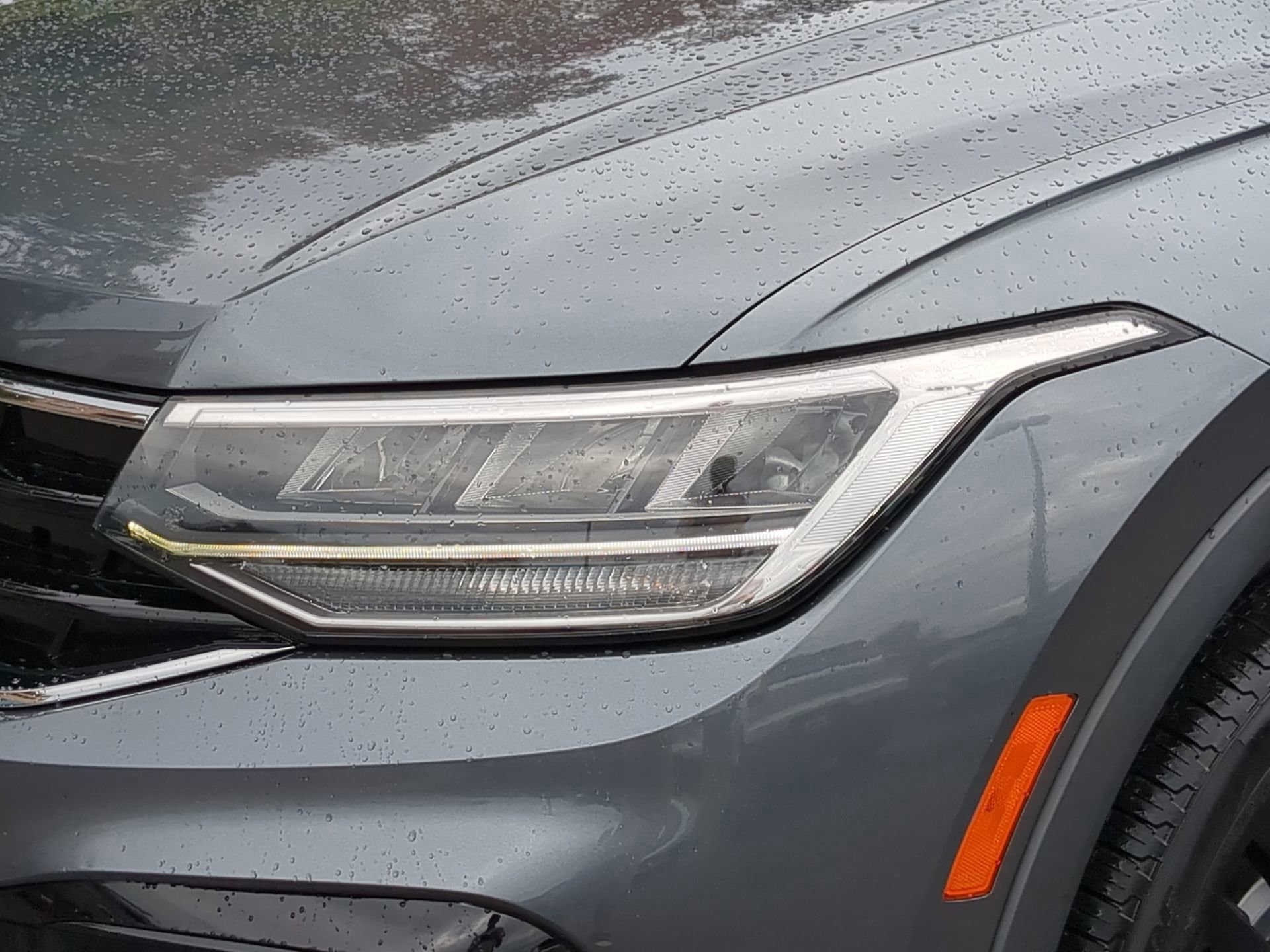 Used 2022 Volkswagen Tiguan SE R-Line image 58