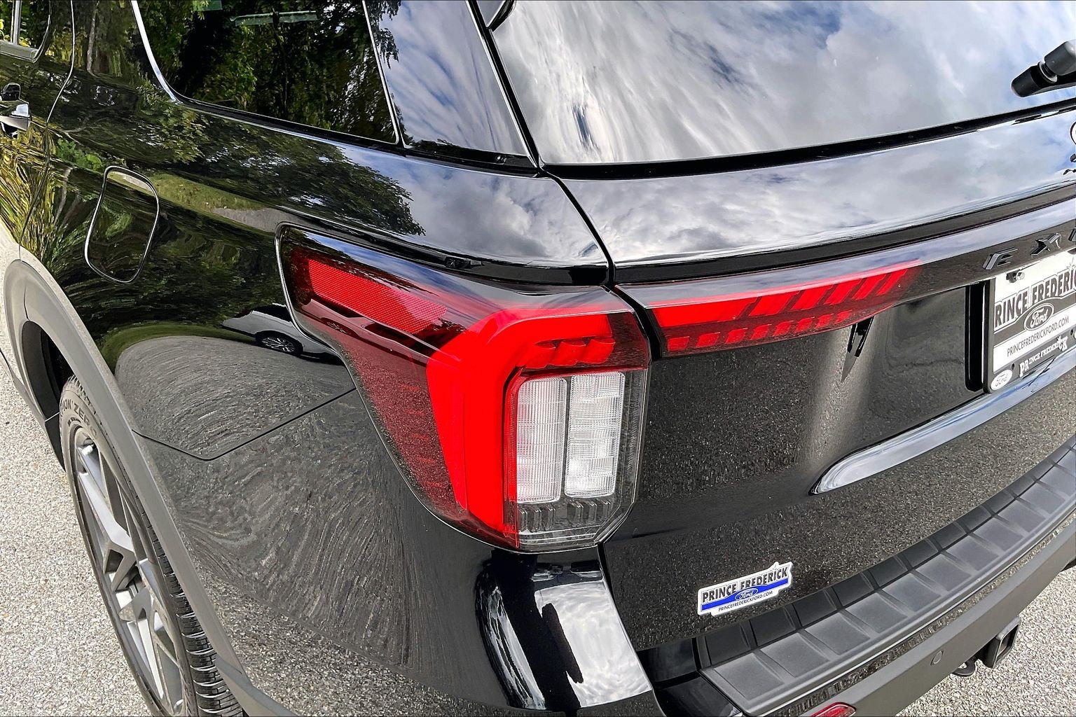 Certified 2025 Ford Explorer ST-Line w/ ST-Line Street Pack AWD/4WD image 30