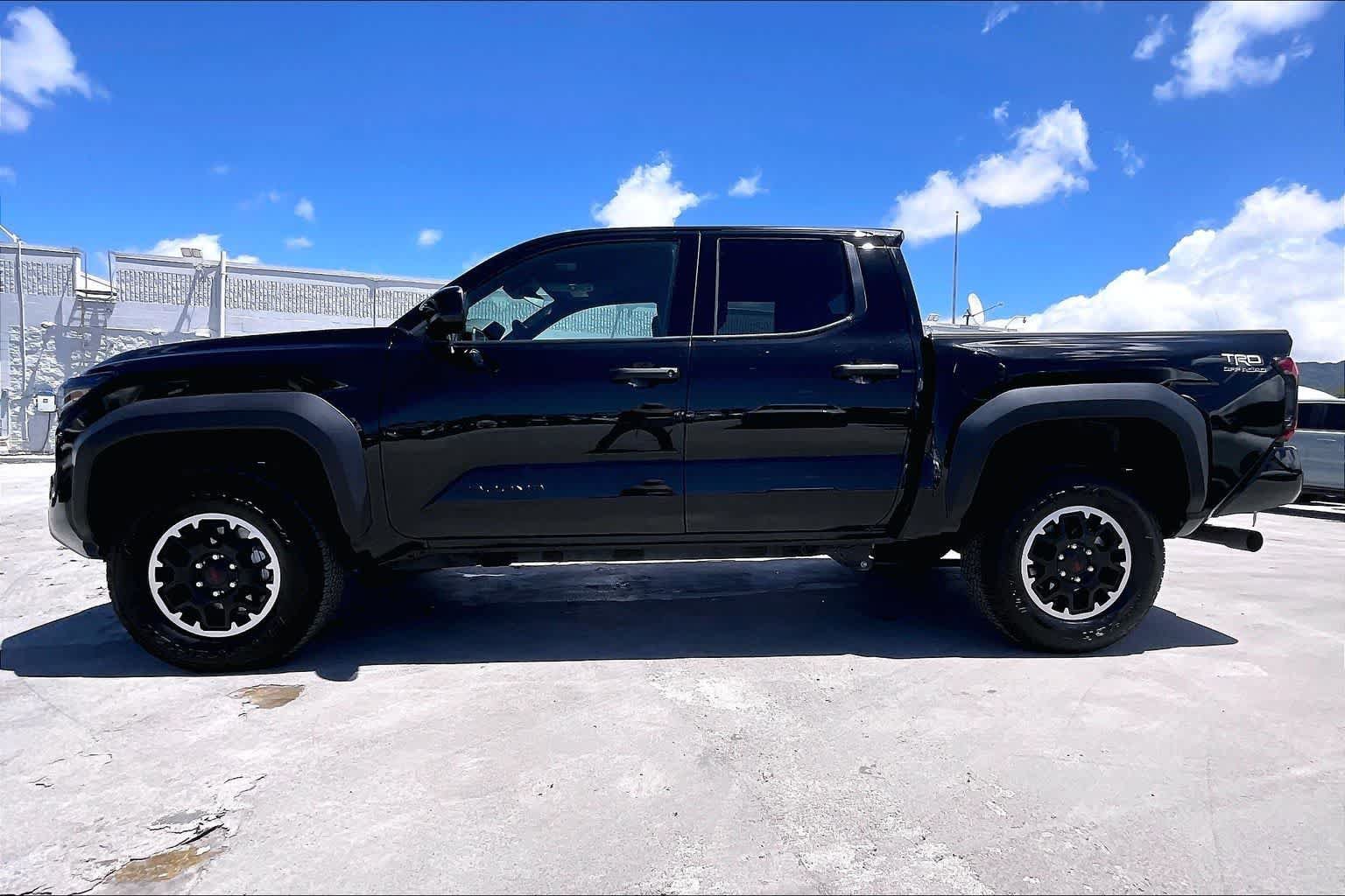 Used 2025 Toyota Tacoma TRD Off-Road AWD/4WD image 3