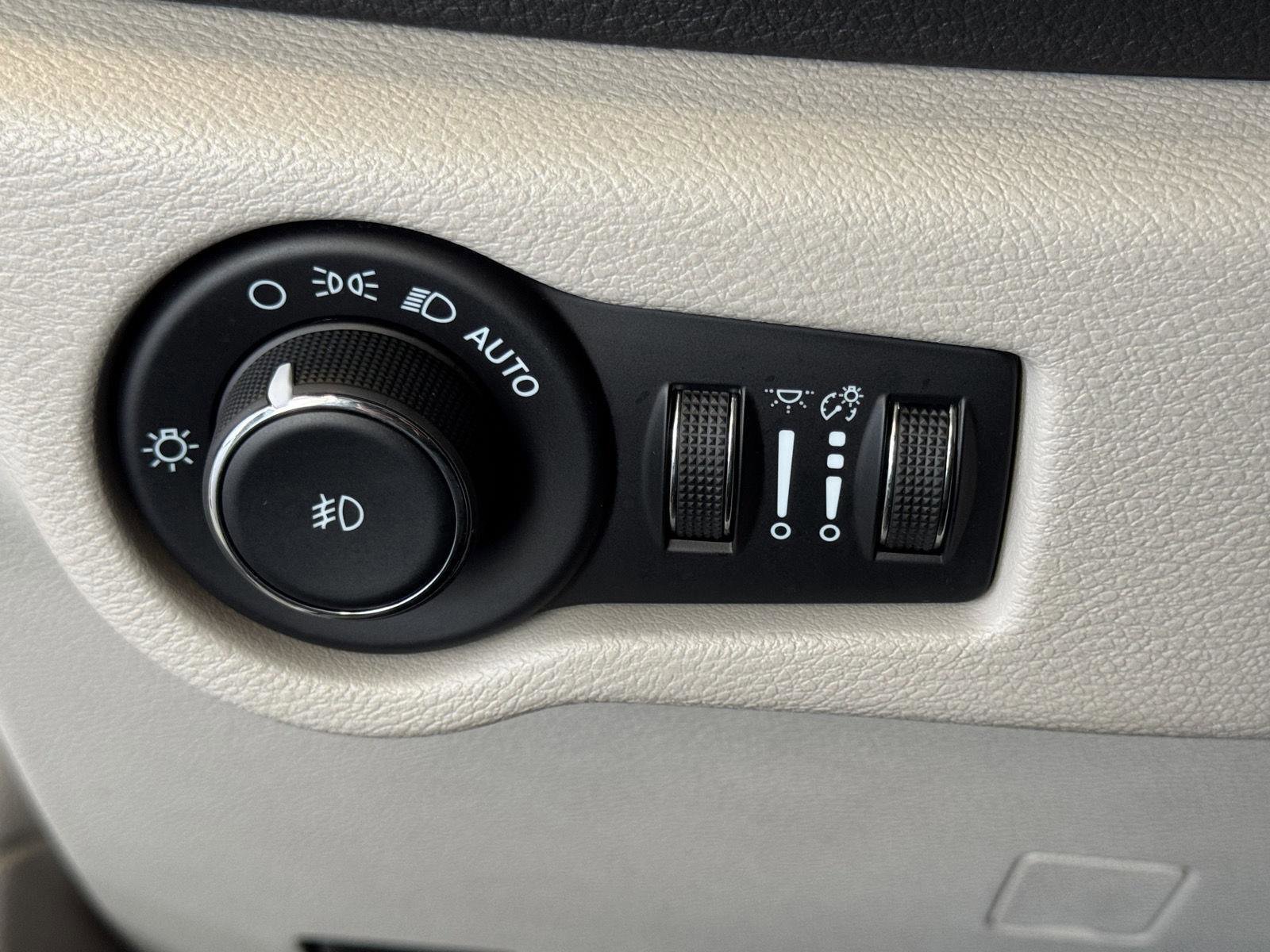 Used 2022 Chrysler Pacifica Touring-L image 17