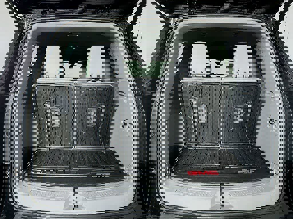 Used 2023 GMC Acadia SLT w/ Preferred Package image 23