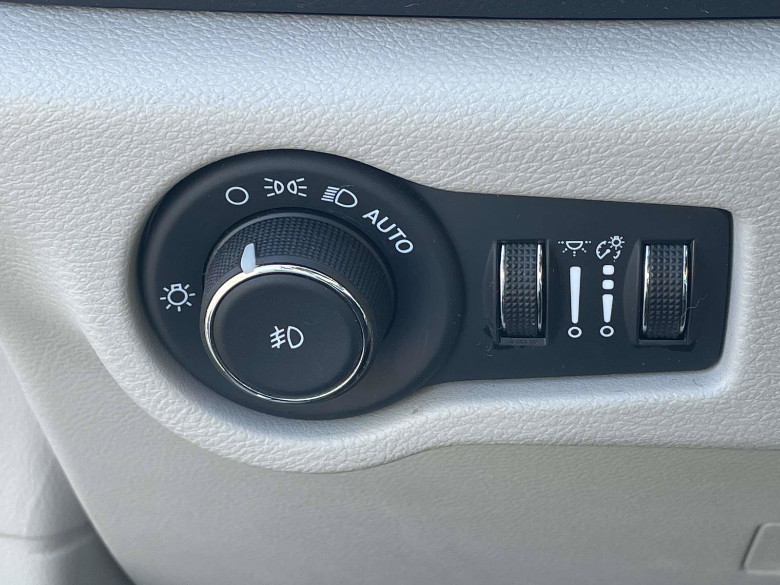 Used 2024 Chrysler Pacifica Touring-L FWD image 16