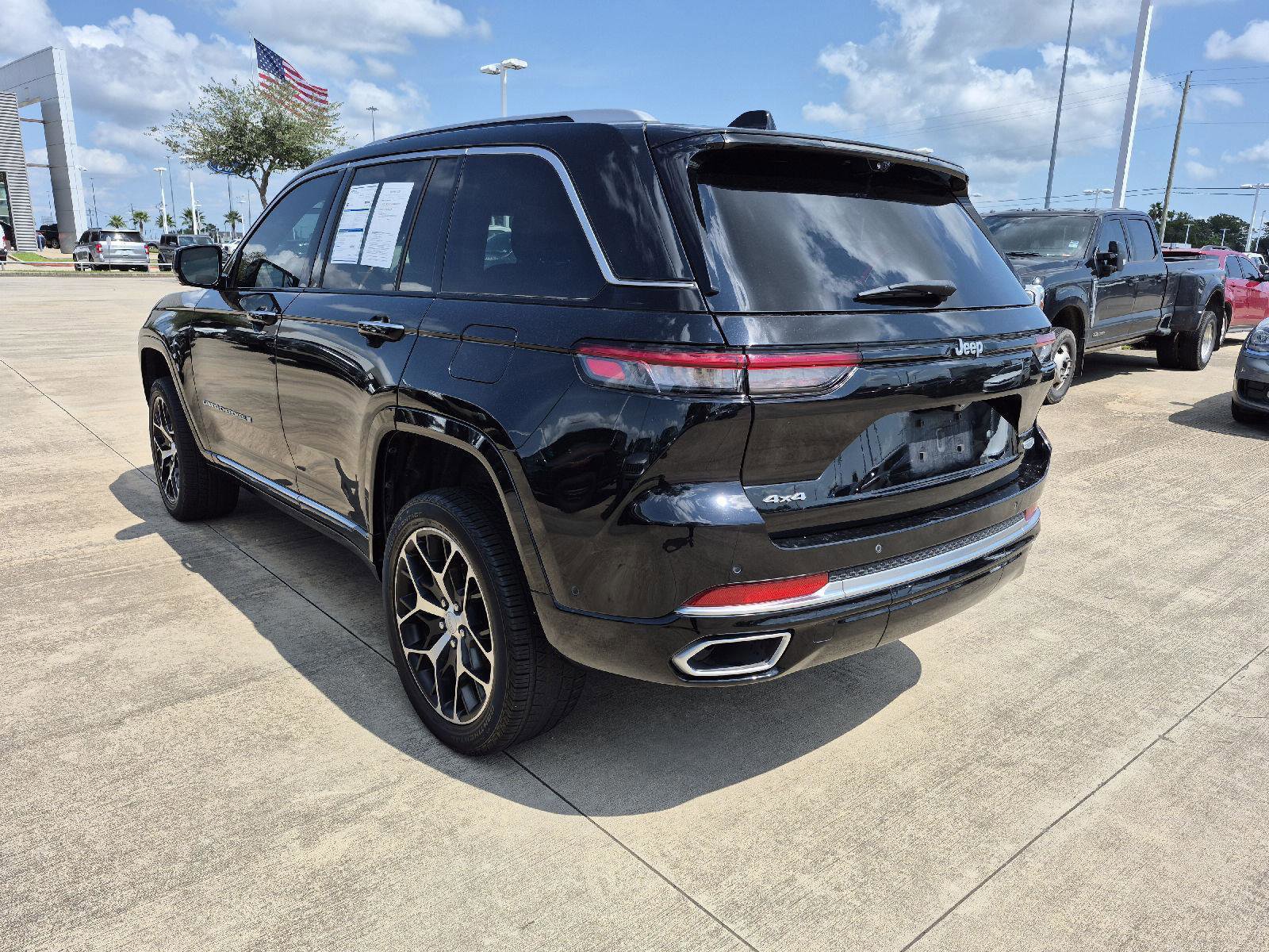 Used 2023 Jeep Grand Cherokee Summit image 3