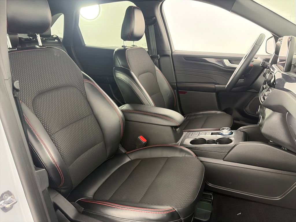 Certified 2025 Ford Escape ST-Line Select AWD/4WD image 31