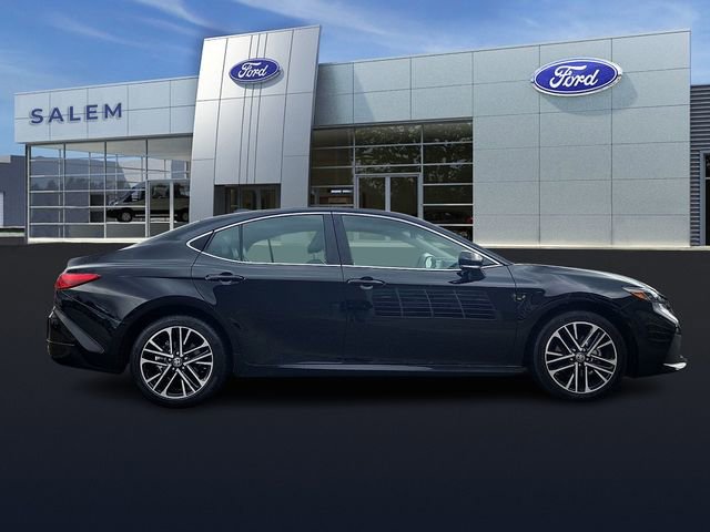 Used 2025 Toyota Camry XLE AWD/4WD image 2