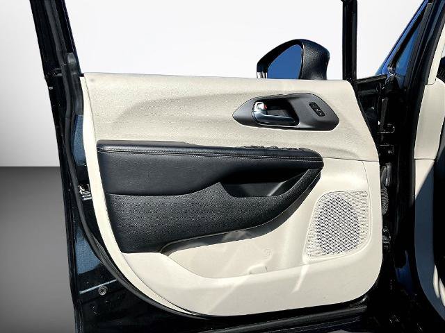 Used 2023 Chrysler Pacifica Touring-L FWD image 24