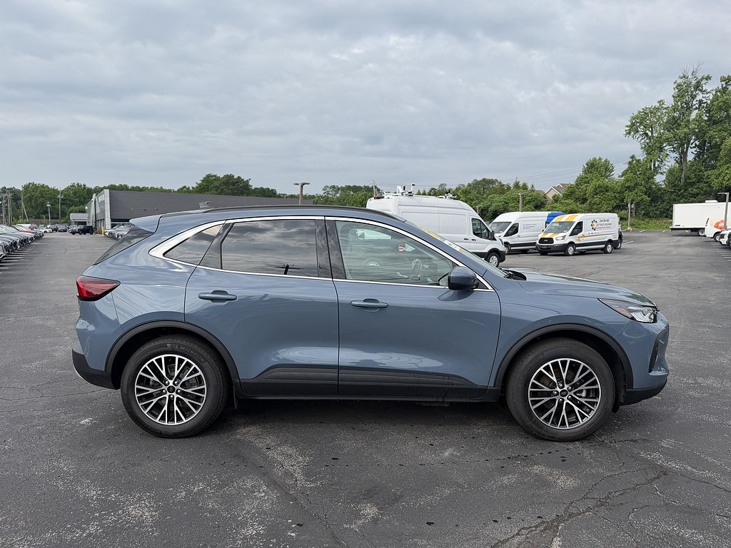 Certified 2025 Ford Escape SE FWD image 8