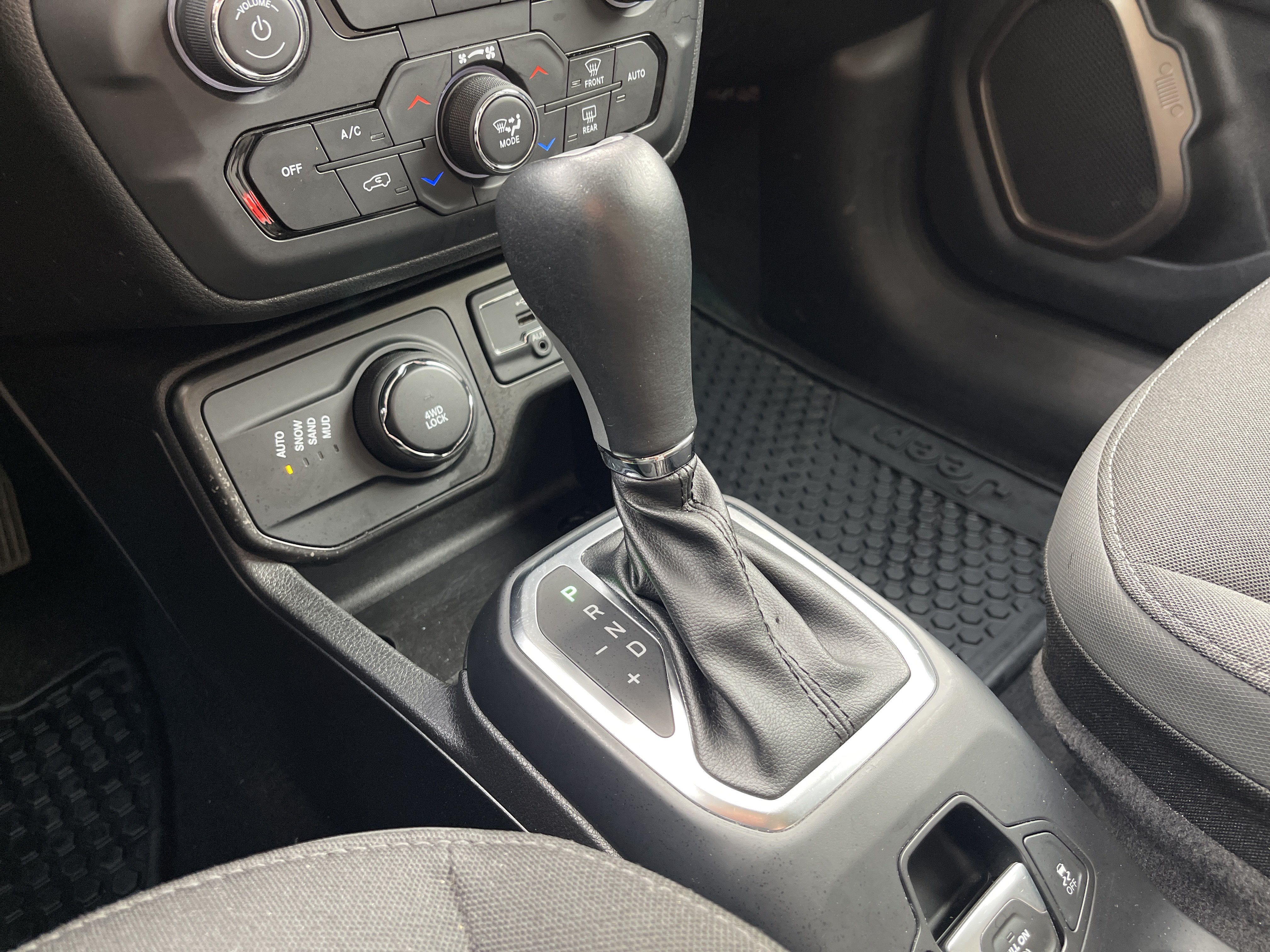 Used 2023 Jeep Renegade Latitude AWD/4WD image 20