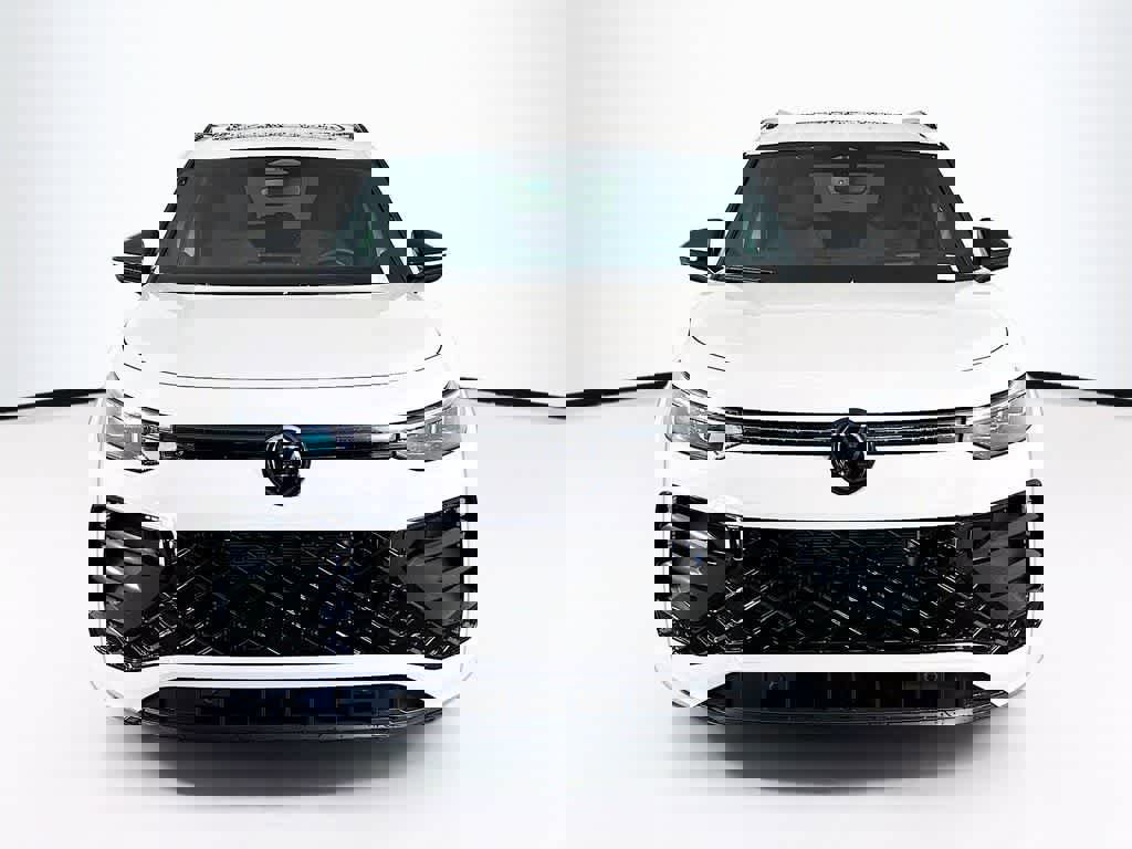 Used 2025 Volkswagen Tiguan SE R-Line image 6