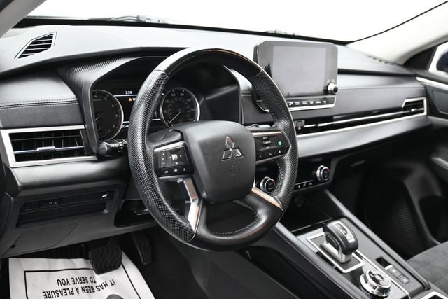 Used 2023 Mitsubishi Outlander SE FWD image 17