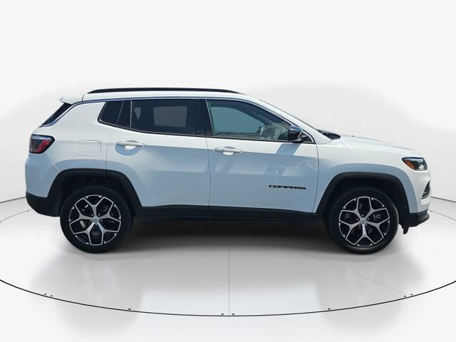Used 2024 Jeep Compass Latitude AWD/4WD image 2