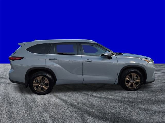 Used 2022 Toyota Highlander Bronze Edition image 6