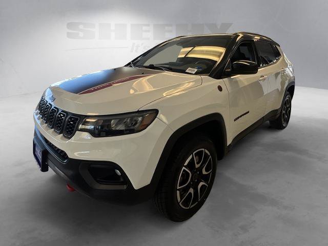 Used 2025 Jeep Compass Trailhawk AWD/4WD image 16