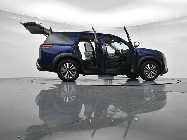 Used 2025 Nissan Pathfinder SL FWD image 54