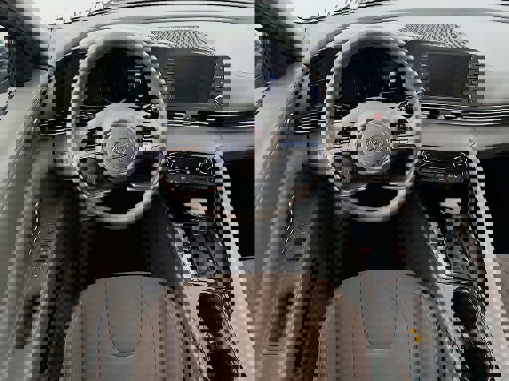 Used 2021 Hyundai Elantra Blue w/ Cargo Package image 9