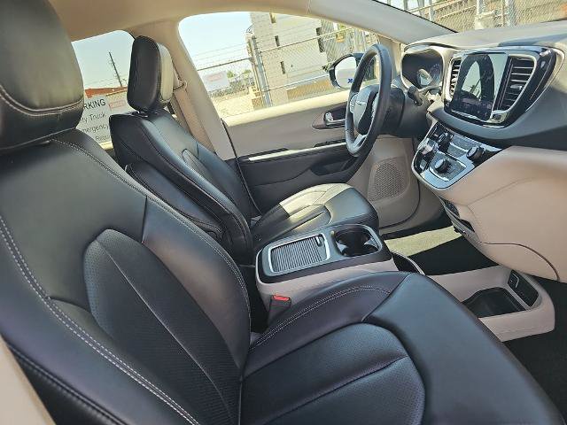 Used 2024 Chrysler Pacifica Touring-L FWD image 10