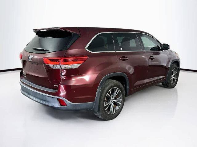 Used 2018 Toyota Highlander LE w/ Carpet Mat Package (TMS) AWD/4WD image 25