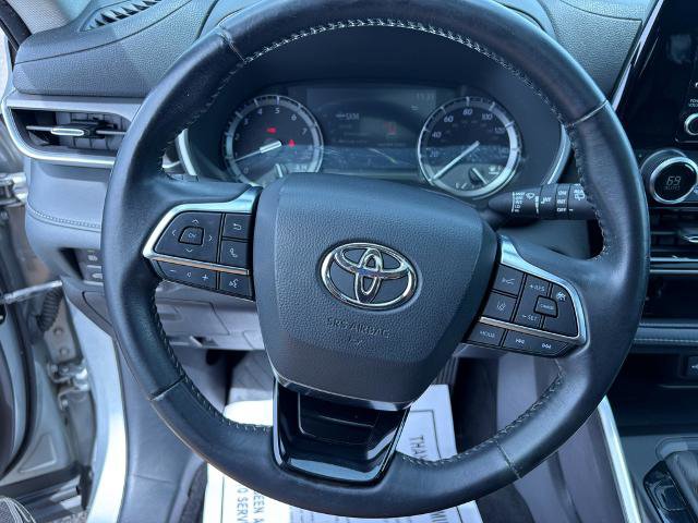 Used 2020 Toyota Highlander XLE AWD/4WD image 14