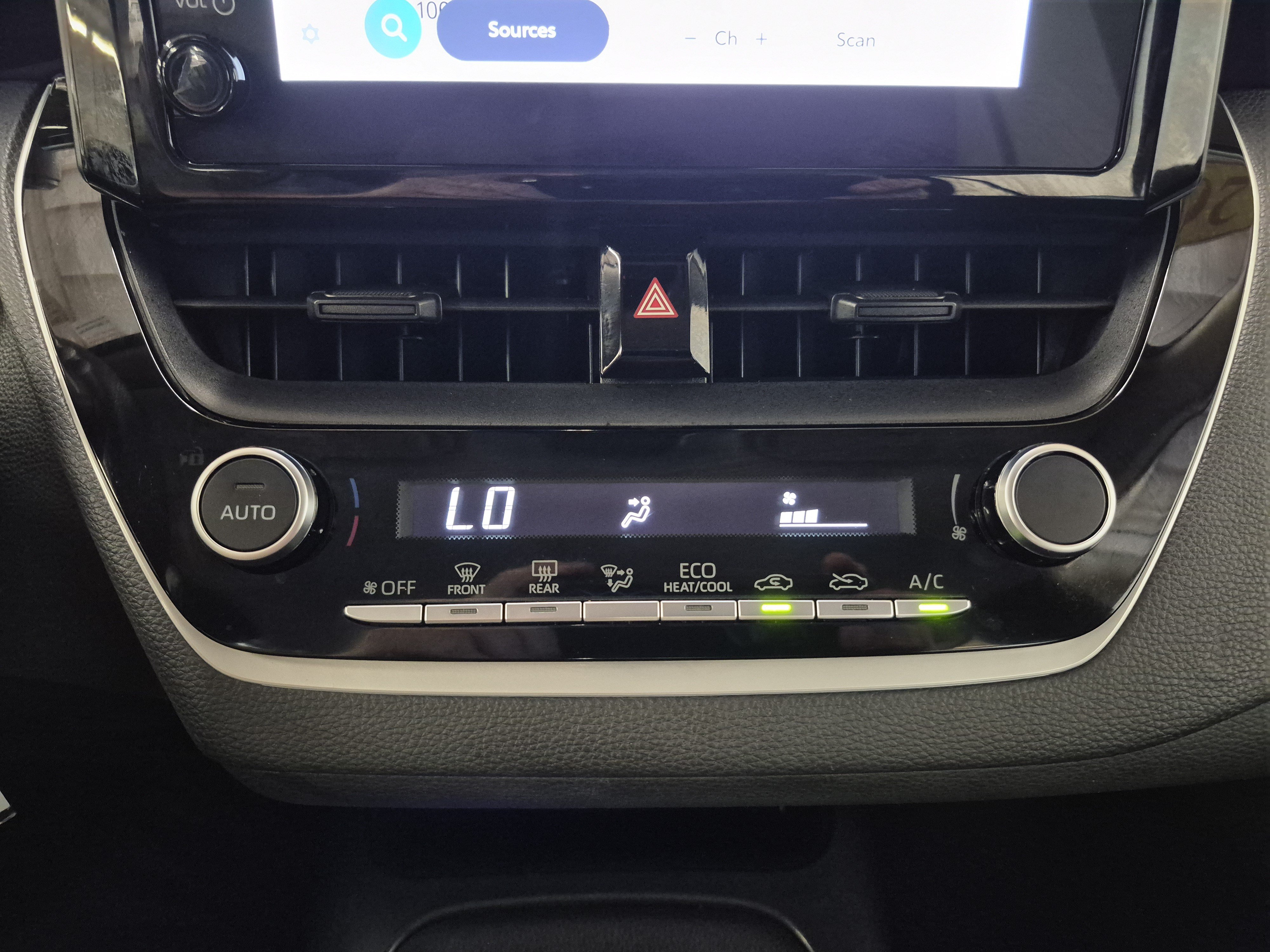 Used 2025 Toyota Corolla LE FWD image 27