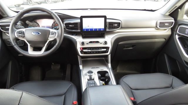 Certified 2022 Ford Explorer XLT w/ Equipment Group 202A image 9