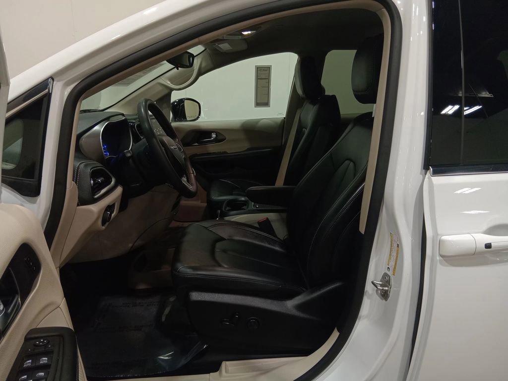 Used 2024 Chrysler Pacifica Select image 15