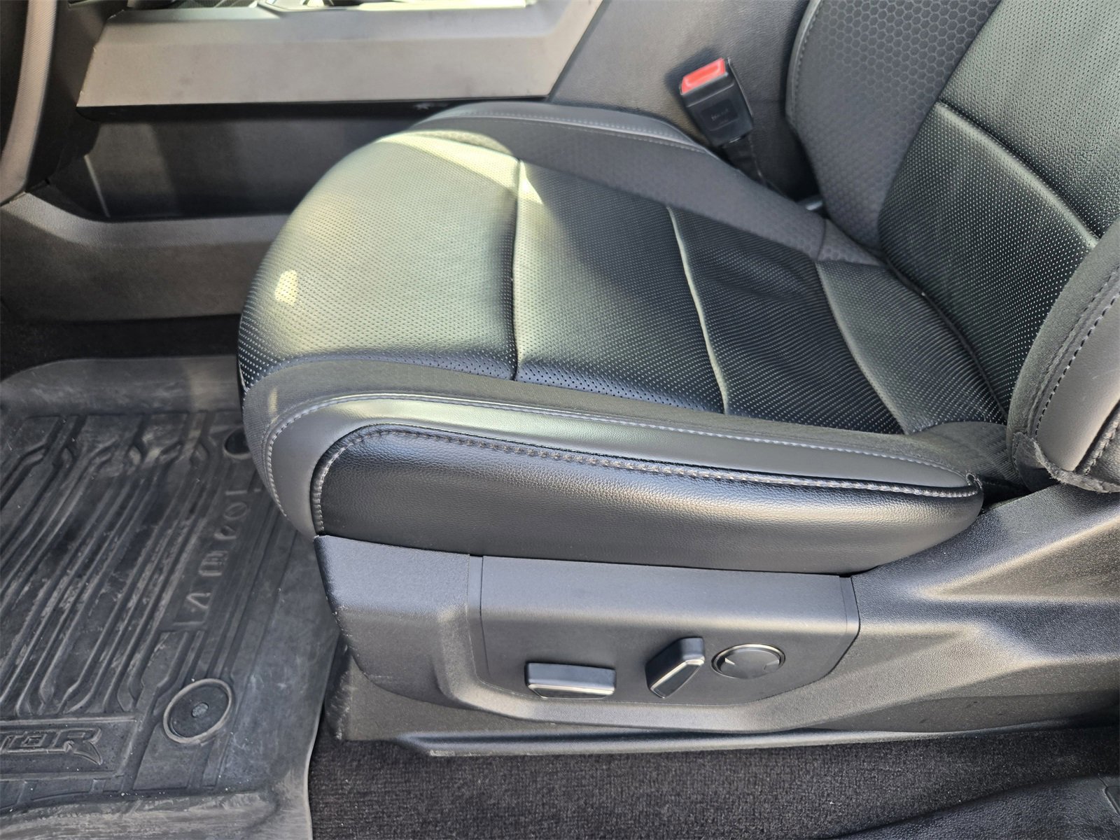 Certified 2018 Ford F150 Raptor w/ Equipment Group 802A Luxury image 22