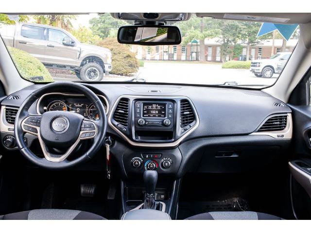 Used 2017 Jeep Cherokee Sport FWD image 11
